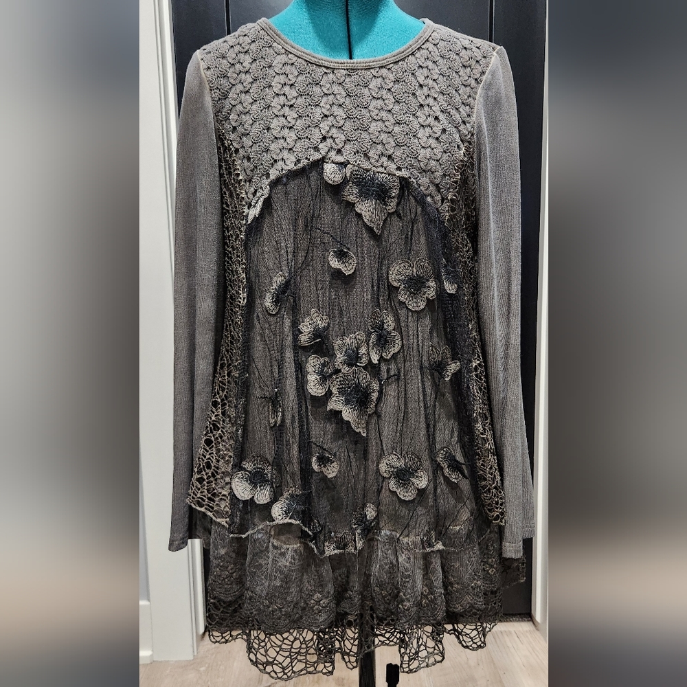 *Radzoli* Women's Lace Applique Blouse